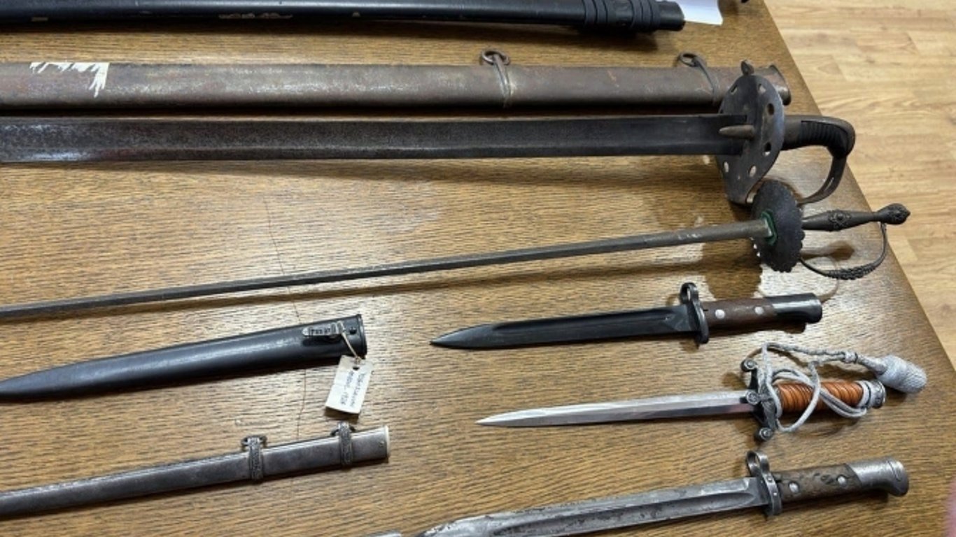 Львівські митники передали в музей старовинну зброю, яку вилучили на кордоні