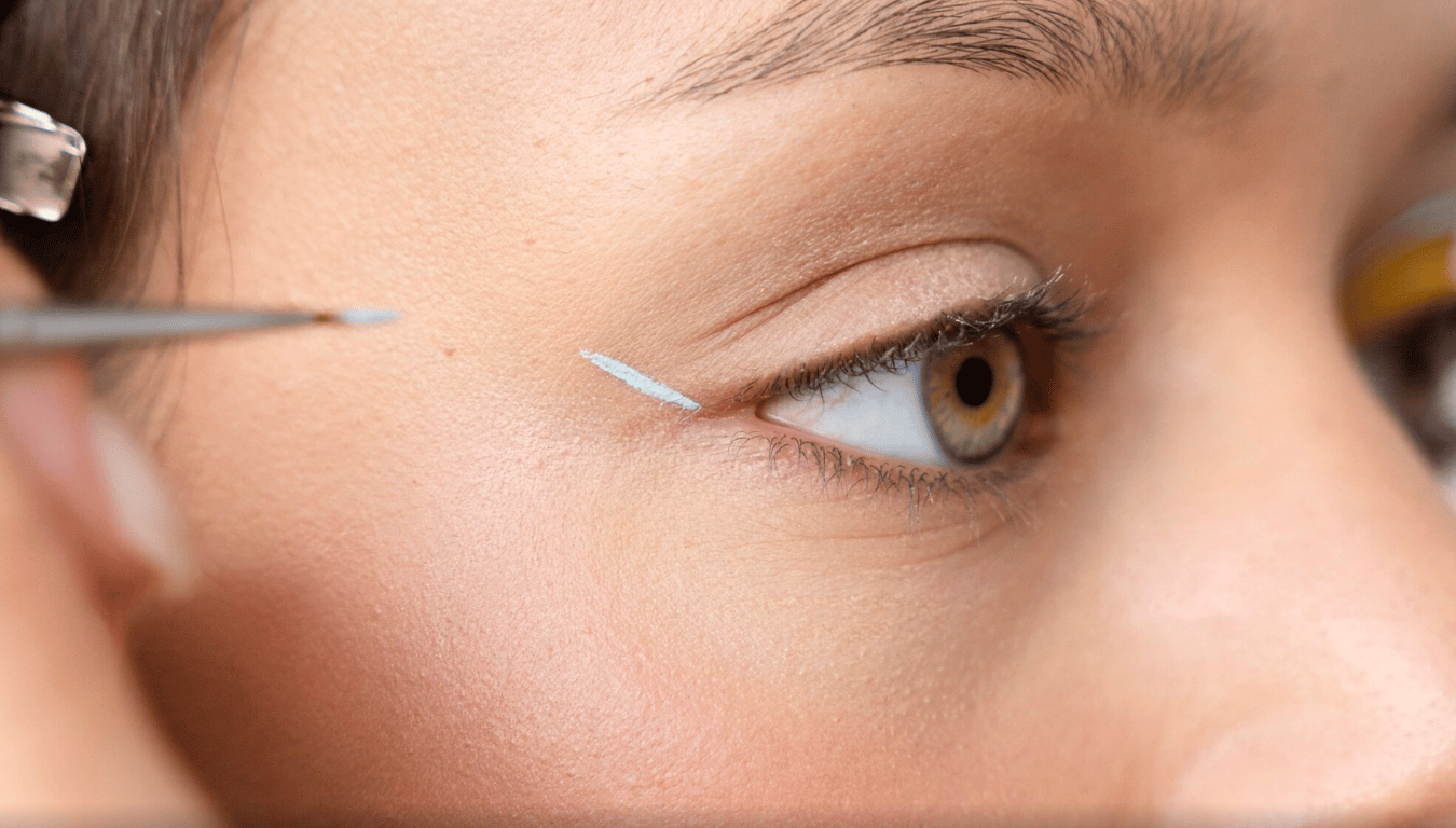 Стрілки можуть чудово підкреслити карі очі