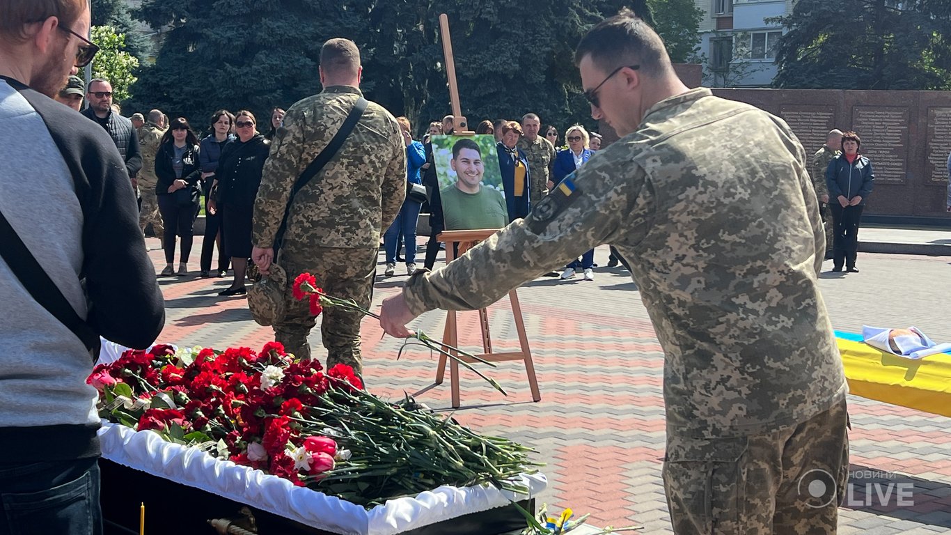 В Черкассах похоронили журналиста Владимира Мукана: церемония прощания