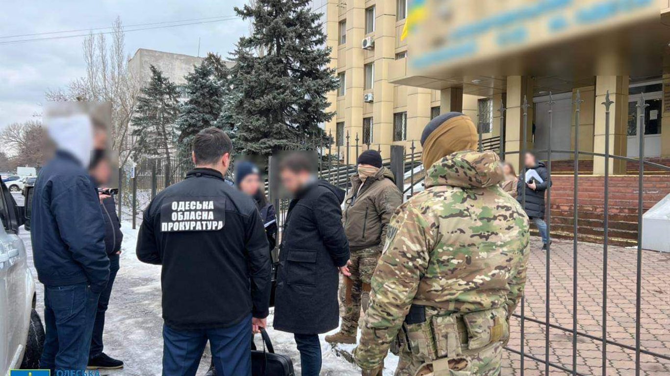 Предупреждал об обысках: в Одесской области разоблачен помощник судьи