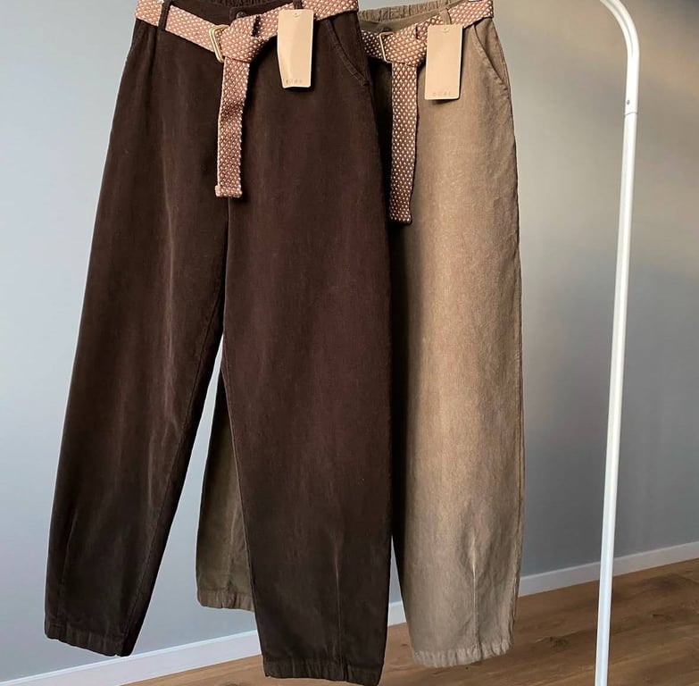 Замшеві штани мають елегантний вигляд