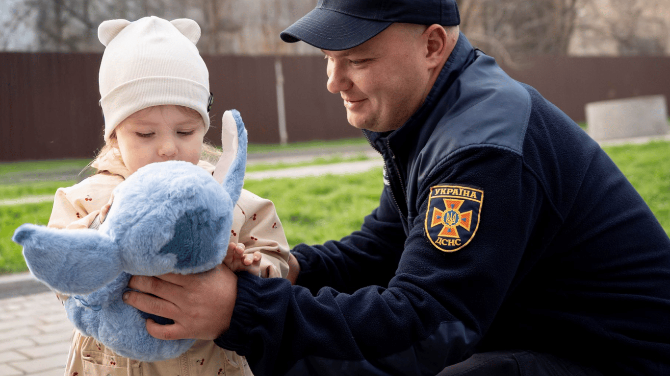 Витягли з-під завалів: вогнеборці відвідали врятовану дівчинку