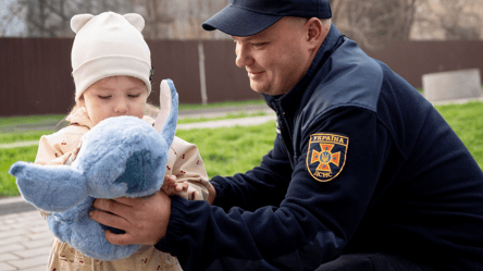 Витягли з-під завалів: вогнеборці відвідали врятовану дівчинку - 285x160