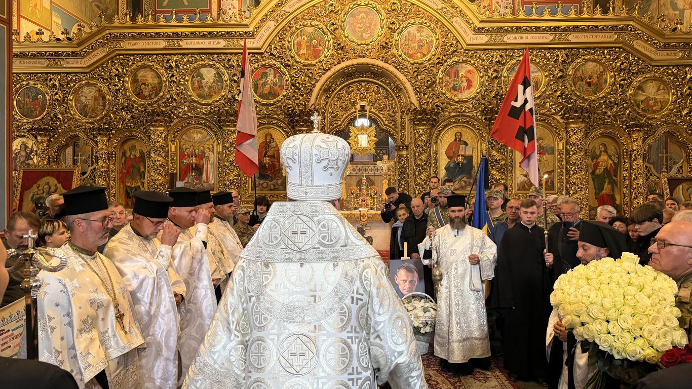 Люди прийшли провести Миколу Карпюка в останню путь