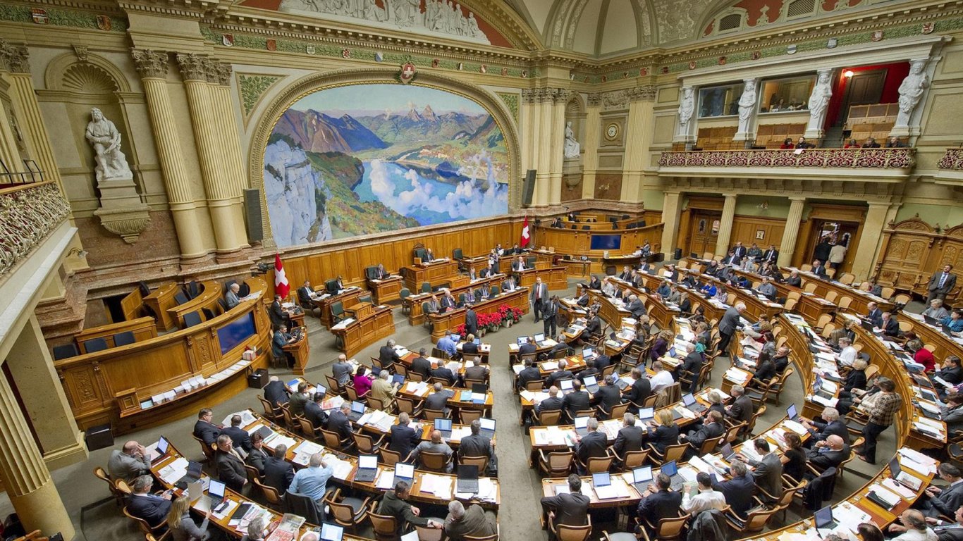 ​​​​Швейцарский парламент на год отложил решение о реэкспорте оружия: в чем причина