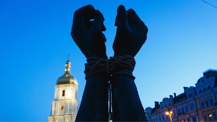 В Киеве установили инсталляцию, посвященную пленным из "Азовстали" - 285x160