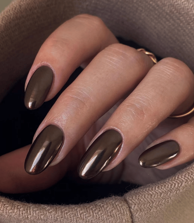 Коричневий колір нігтів - універсальний вибір на будь-яку пору року