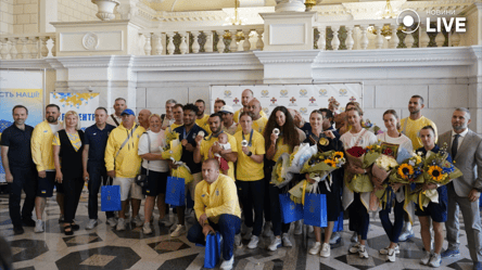 Беленюк, Харлан та інші олімпійці заспівали гімн на залізничному вокзалі в Києві - 290x166