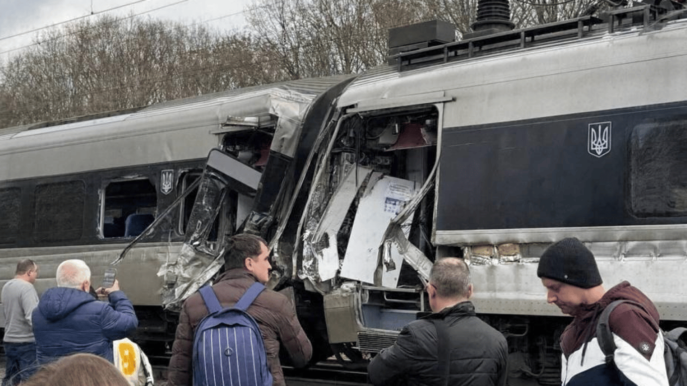 На Вінниччині зіткнулися тепловоз та пасажирський поїзд