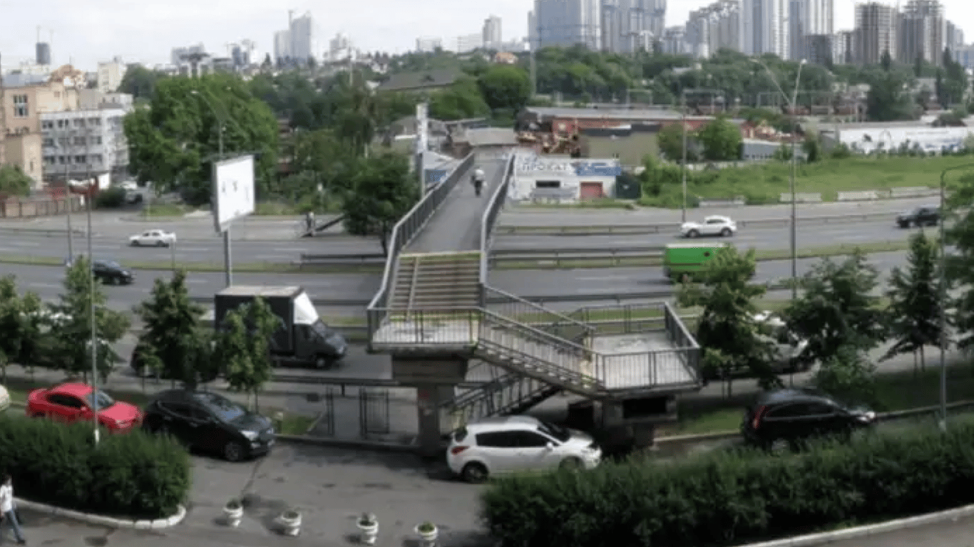 В Киеве перекрыли движение по пешеходному мосту в Голосеевском районе