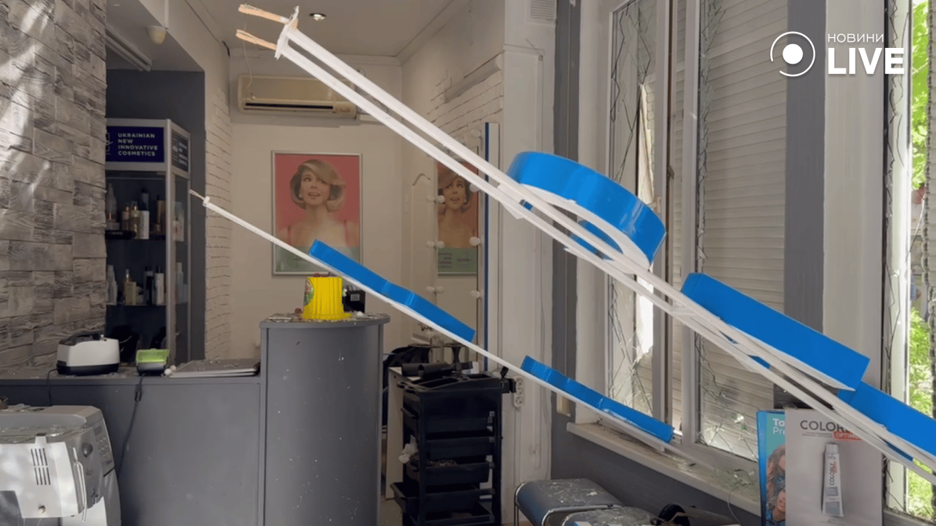 Росіяни б’ють по житлу і бізнесу одеситів —  фото руйнувань - фото 1