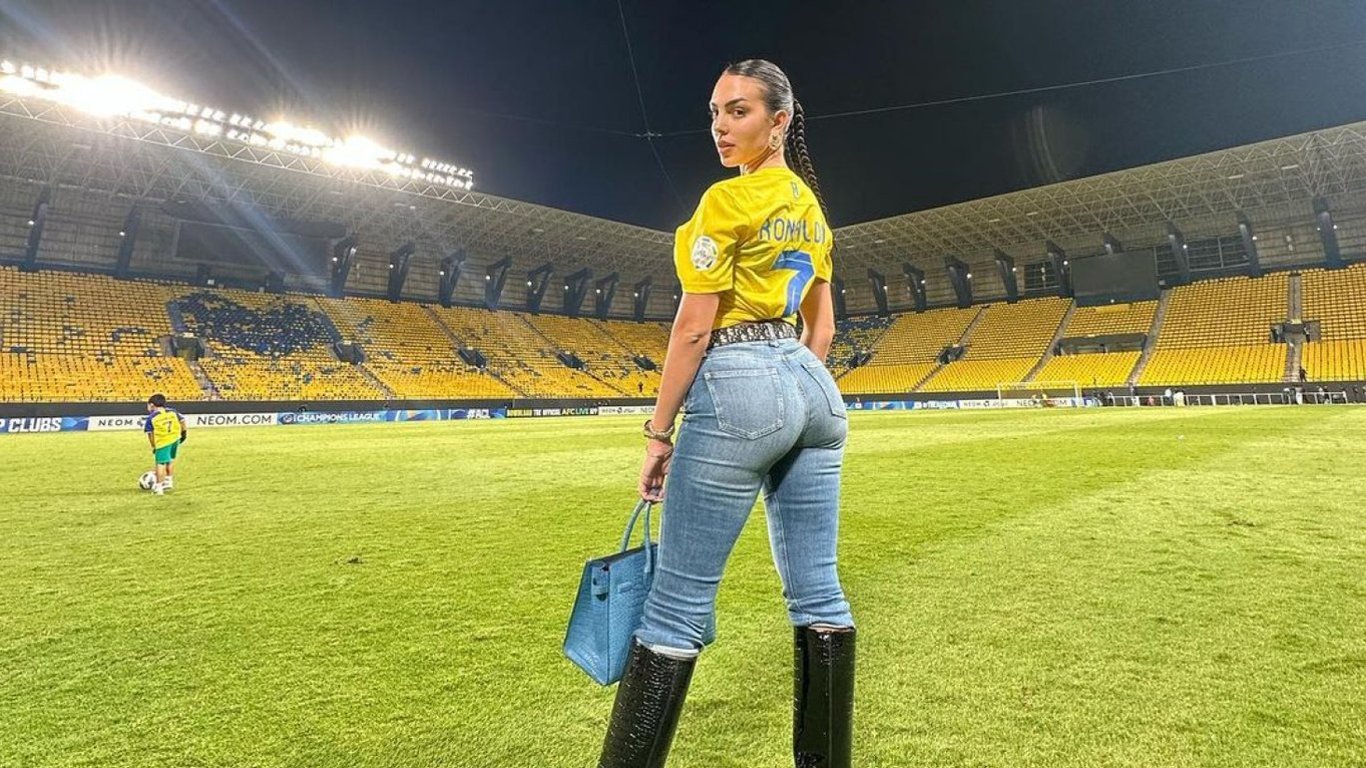 Жена Криштиану Роналду вышла на поле в тесных джинсах и вызвала восторг болельщиков