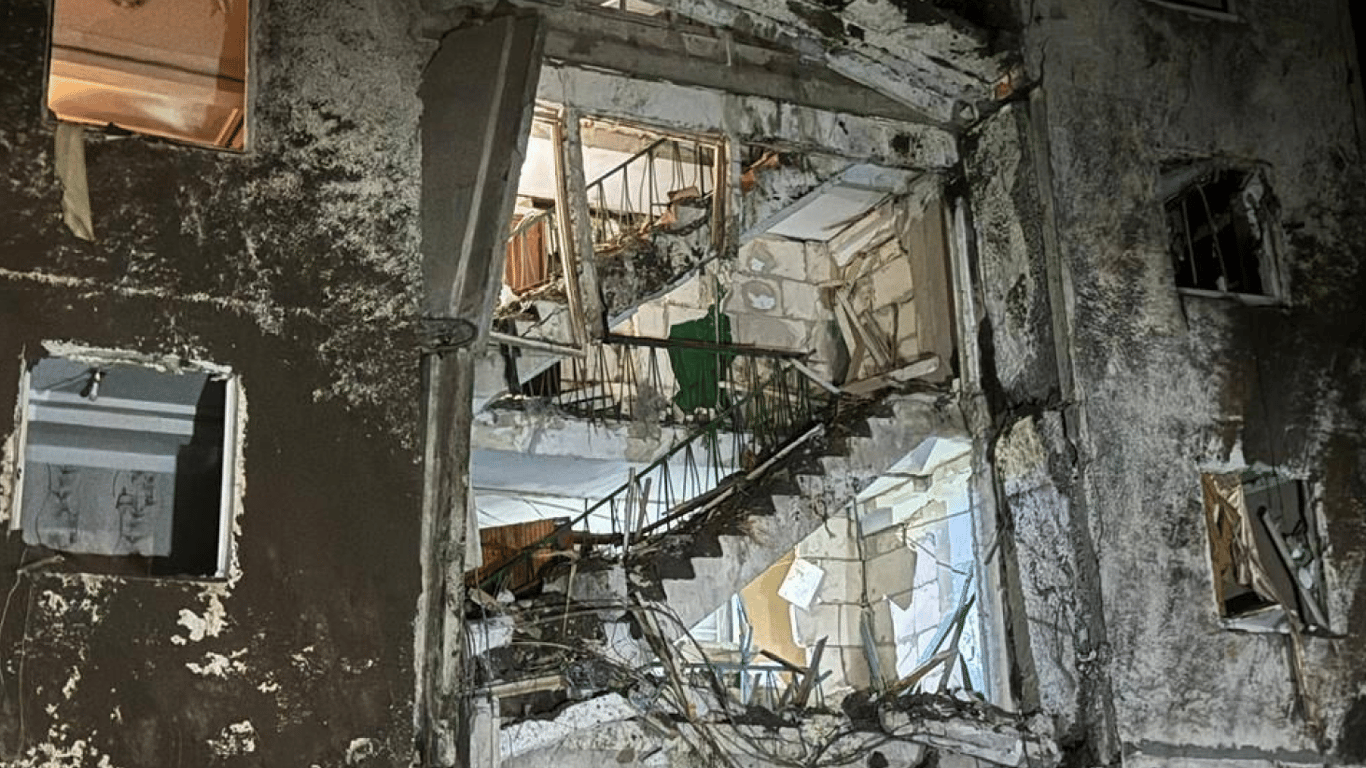 В Херсонській ОВА показали зруйновану багатоповерхівку, куди росіяни влучили авіабомбою