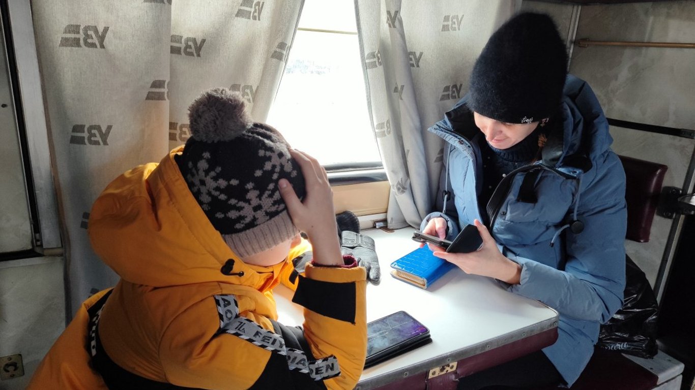 З небезпечних громад Харківщини евакуювали дітей з родинами