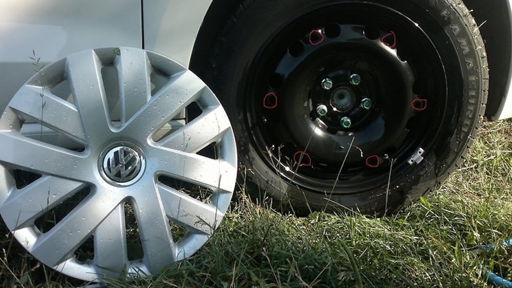 Серебристый колесный колпак.