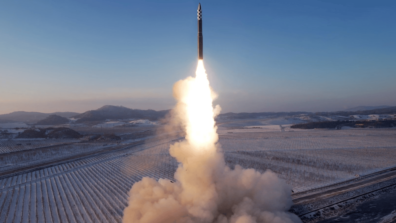 КНДР запустила ракету в бік Японського моря