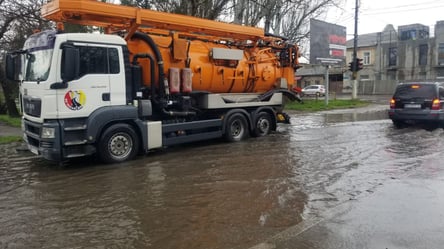 Негода в Одесі: через дощ затоплено одну з площ міста - 285x160