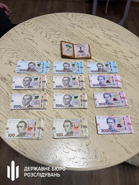 Шантажував та відбирав "бойові" — на Донеччині викрито посадовця - фото 2