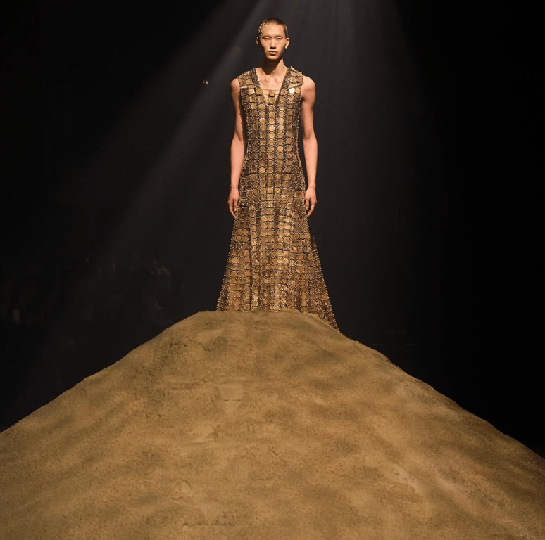 Унікальна сукня з незвичайних матеріалів