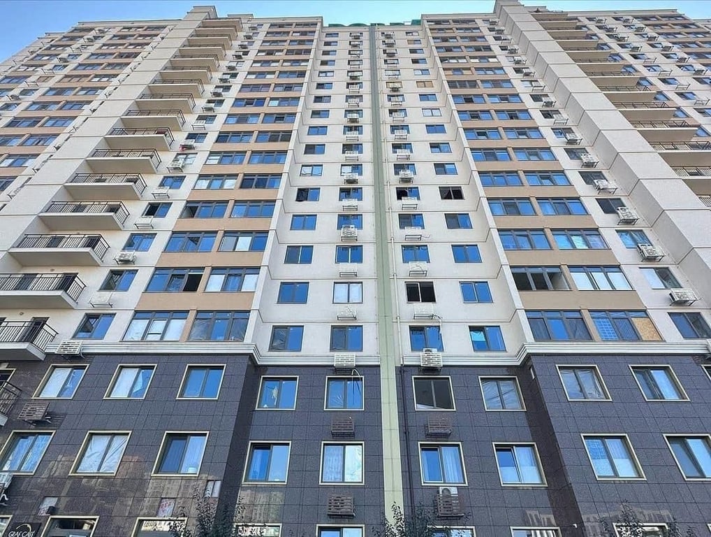 В багатоповерхівці, що постраждала внаслідок атаки становили вікна. Фото: Одеська ОДА