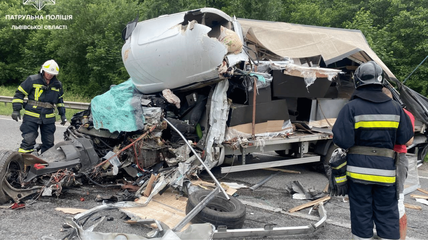 Аварія за участю двох вантажівок на Львівщині — є постраждалі