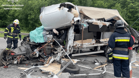 На Львівщині зіштовхнулися дві вантажівки — є постраждалі - 285x160