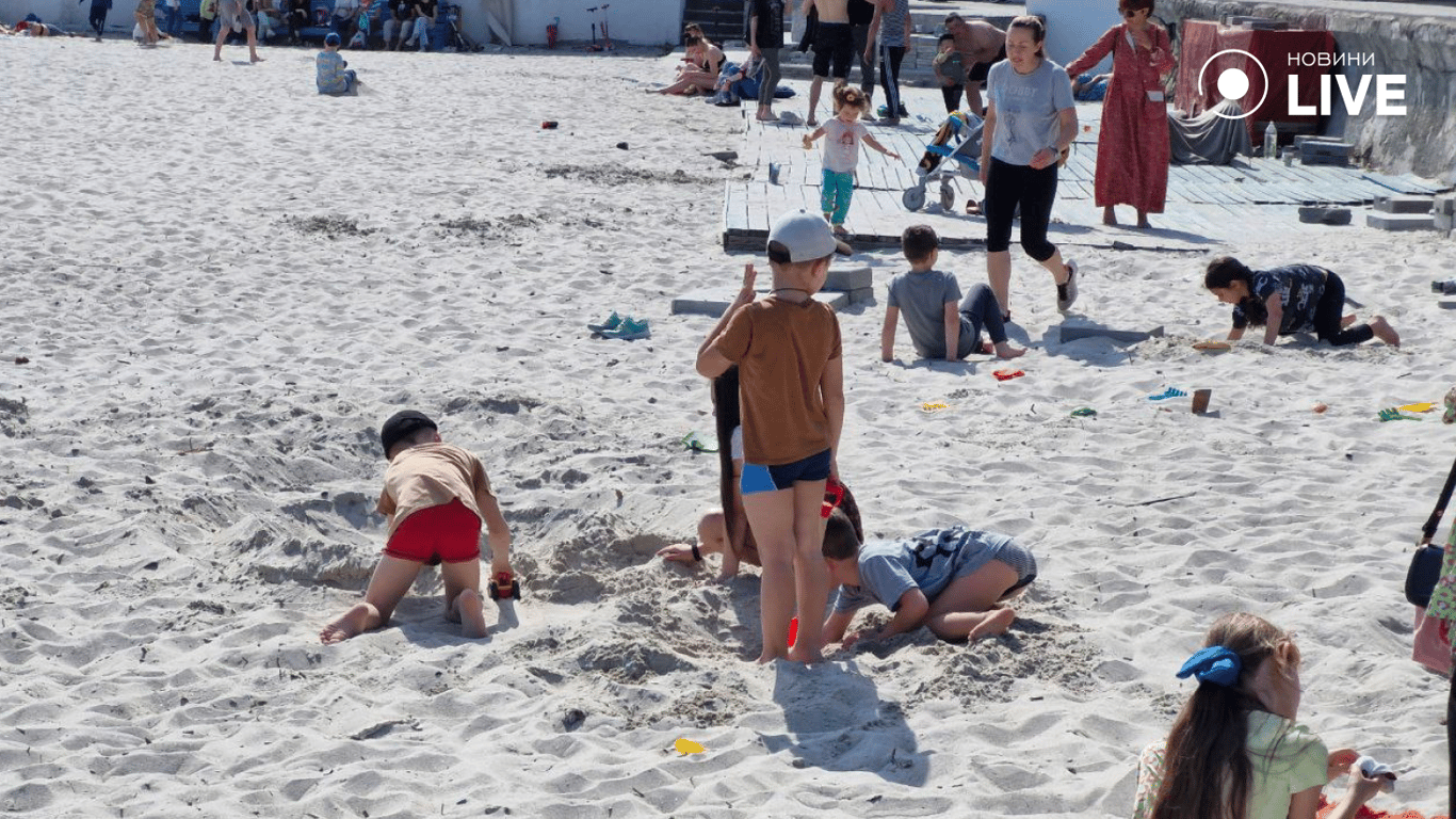 Хтось купається, а хтось займається риболовлею — на одеському узбережжі сьогодні людно - фото 2