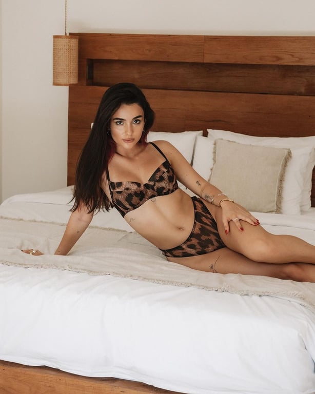 Анна Тринчер в леопардовом белье