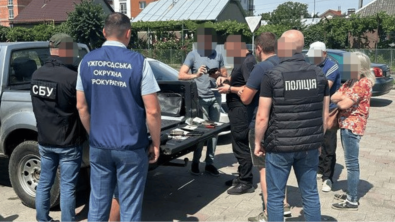 В Закарпатье задержали мужчину, который продавал ввезенные для фронта авто