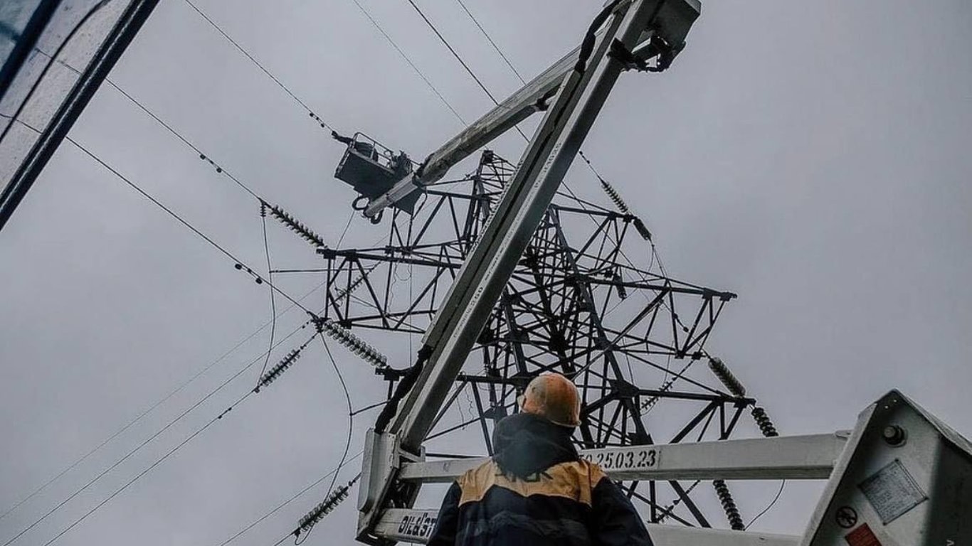 Одеські енергетики закінчили ремонт електролінії, яка залишила без світла два райони Одеси: результати роботи.