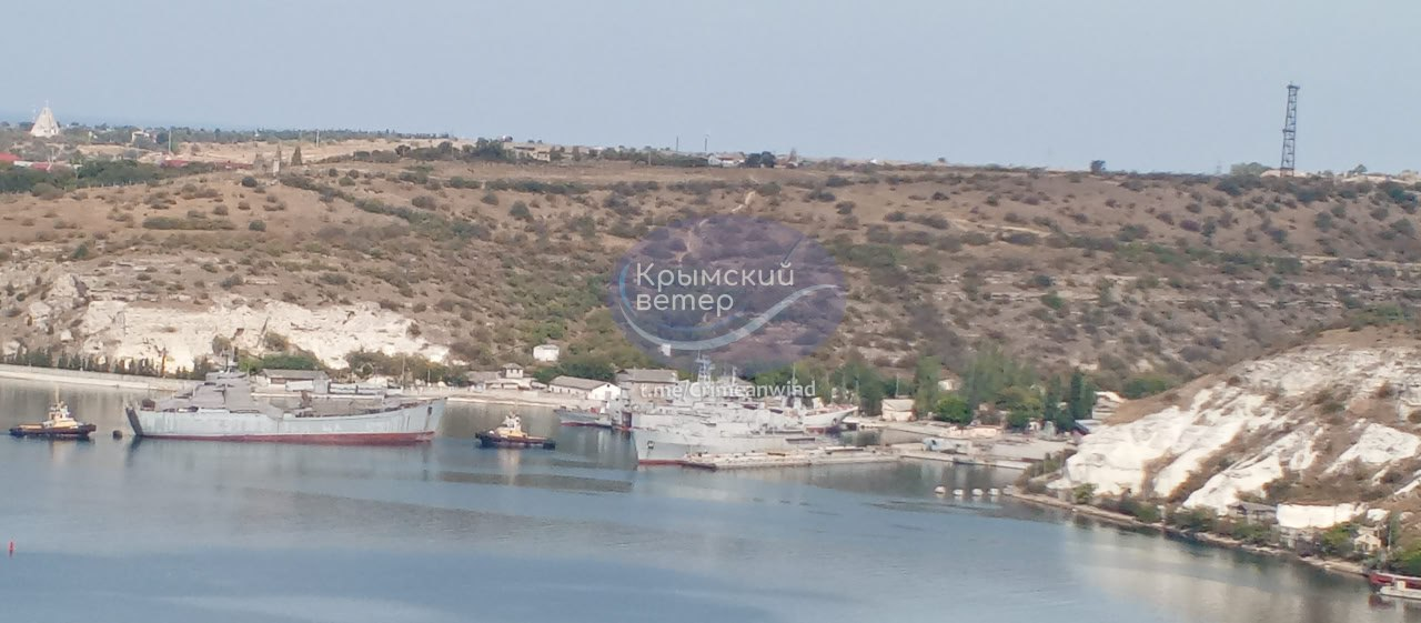 РФ ховає свій десантний корабель між українськими суднами в Криму - фото 1