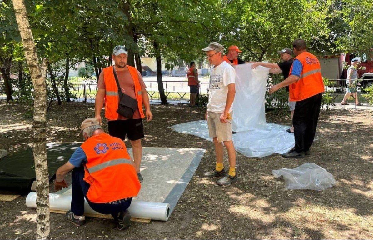 Комунальники ліквідовують наслідки атаки на Самар