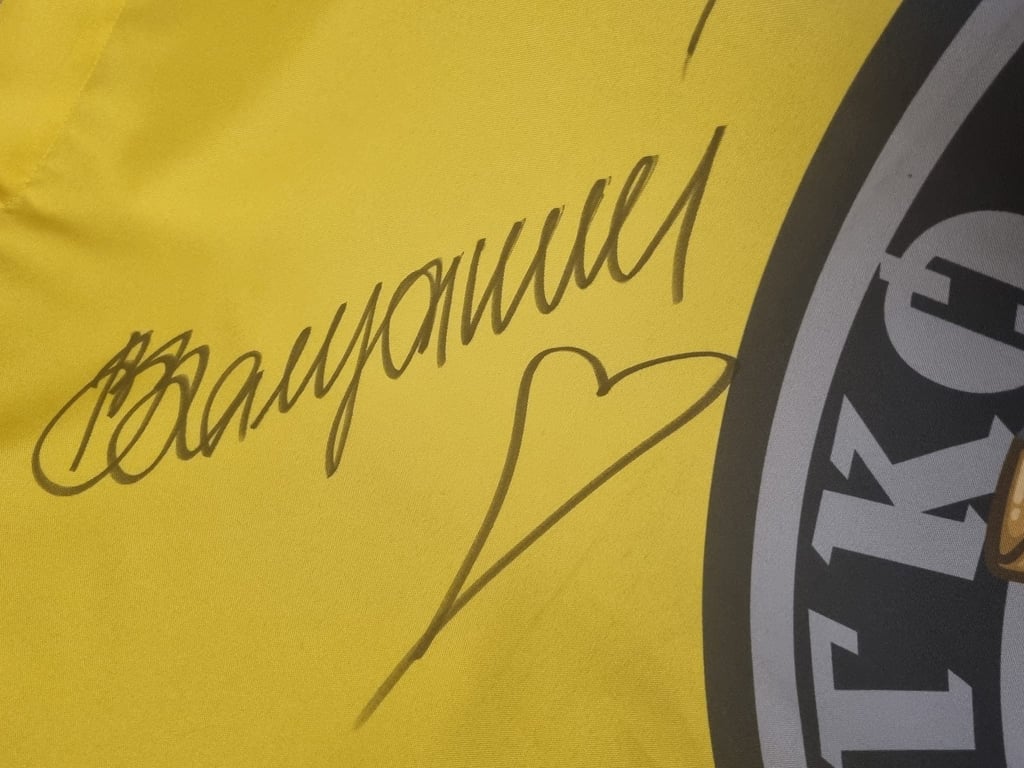 Виннику передали прапор з підписом Залужного