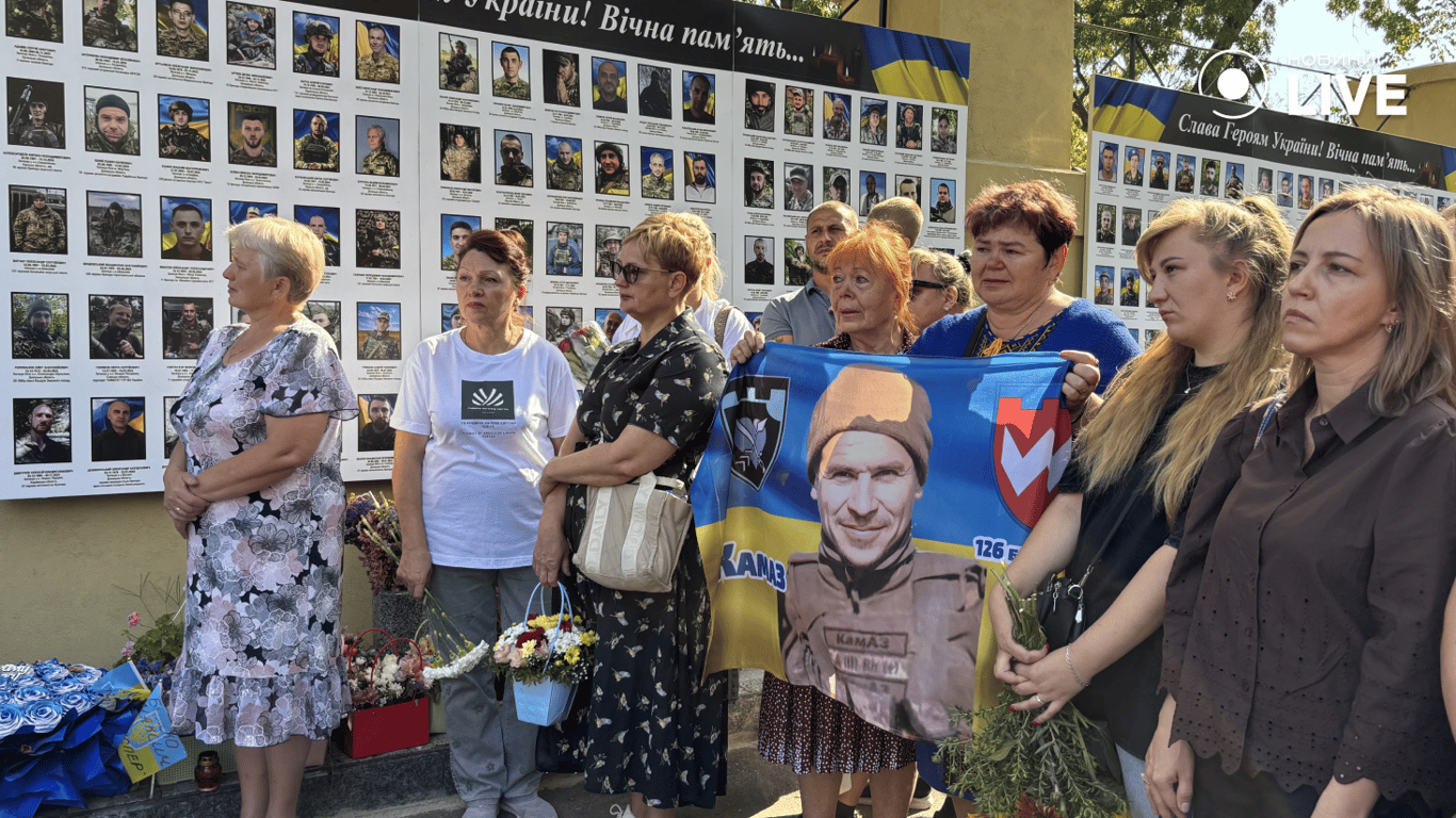 В Одесі відкрили новий стенд пам’яті загиблих воїнів — фото - фото 2