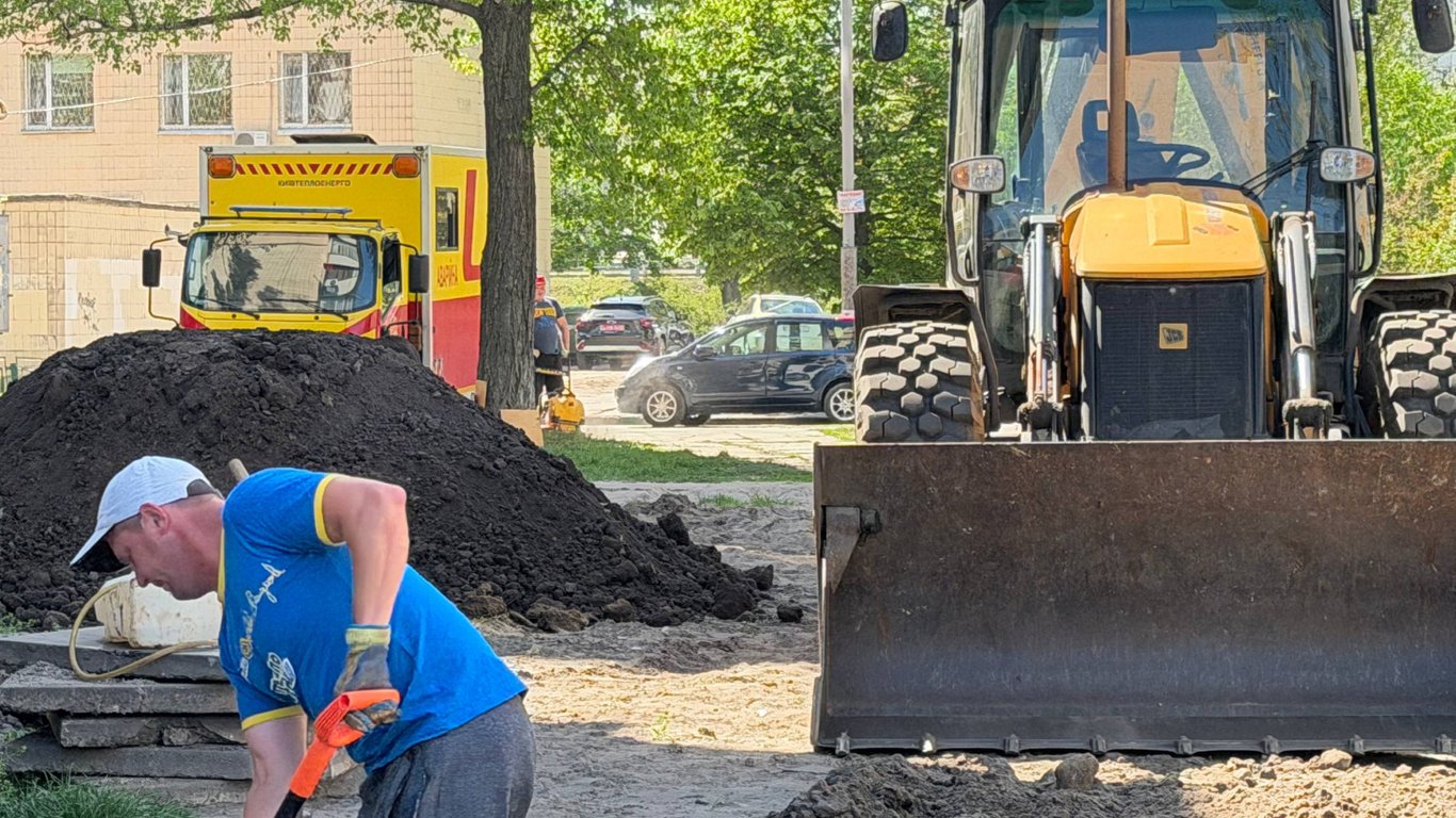 В Киеве кипяток течет под землю: фоторепортаж с Оболони