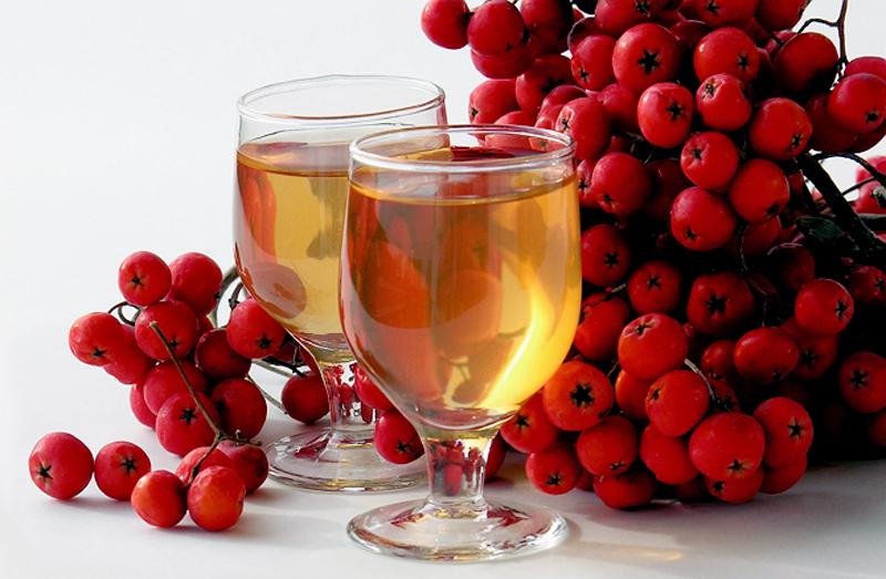Вино в бокале из рябины