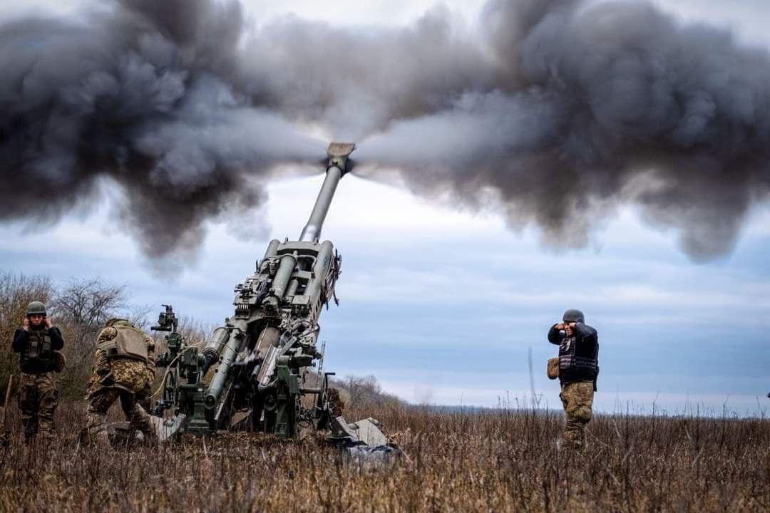 Украинские бойцы стреляют из гаубицы