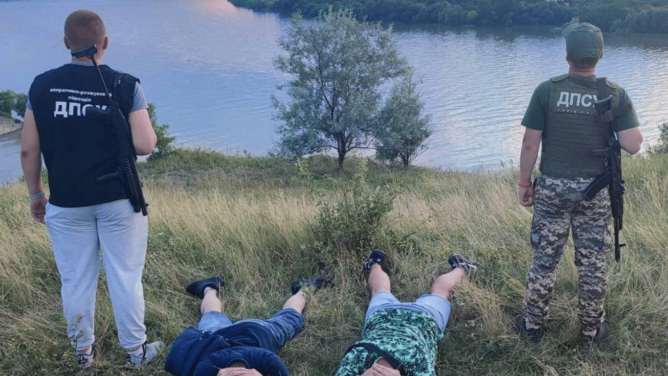 В Черновицкой области мужчины пытались попасть в Молдову на надувной лодке