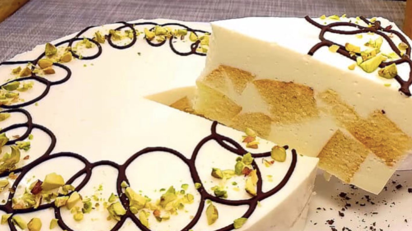 вишуканий торт з кремом на сметані