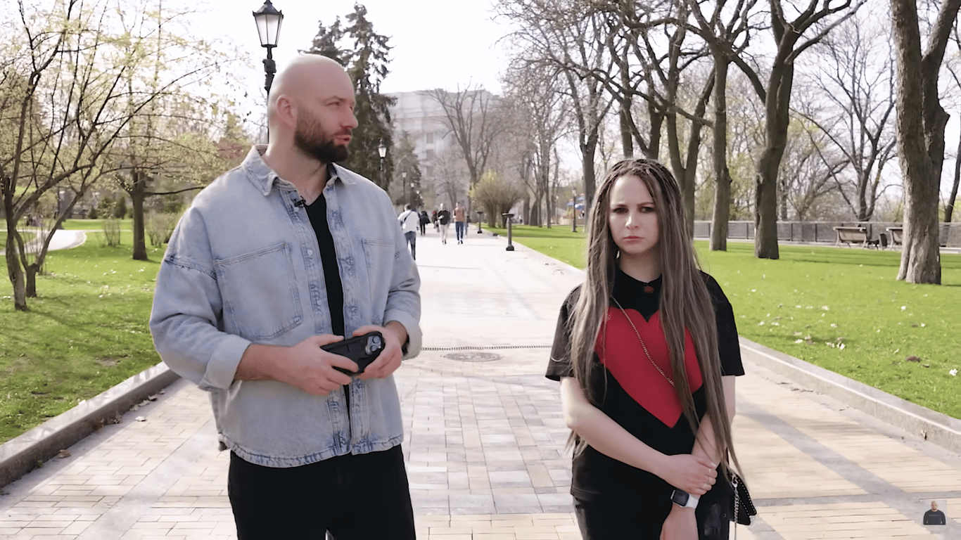 Ведучий Слава Дьомін і журналістка Емма Антонюк.