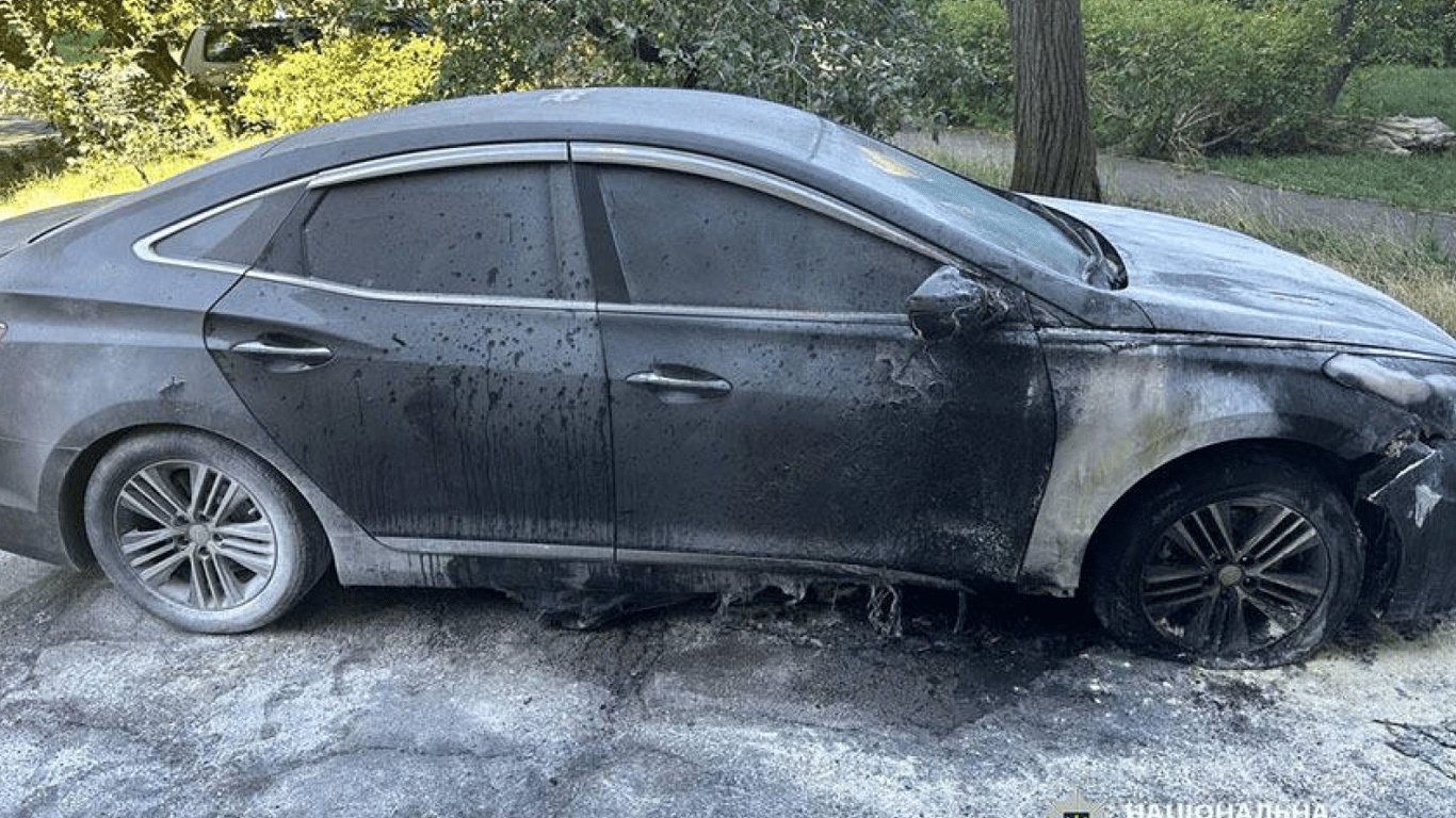 Двоє чоловіків підпалили автомобіль активістки у Києві — поліція