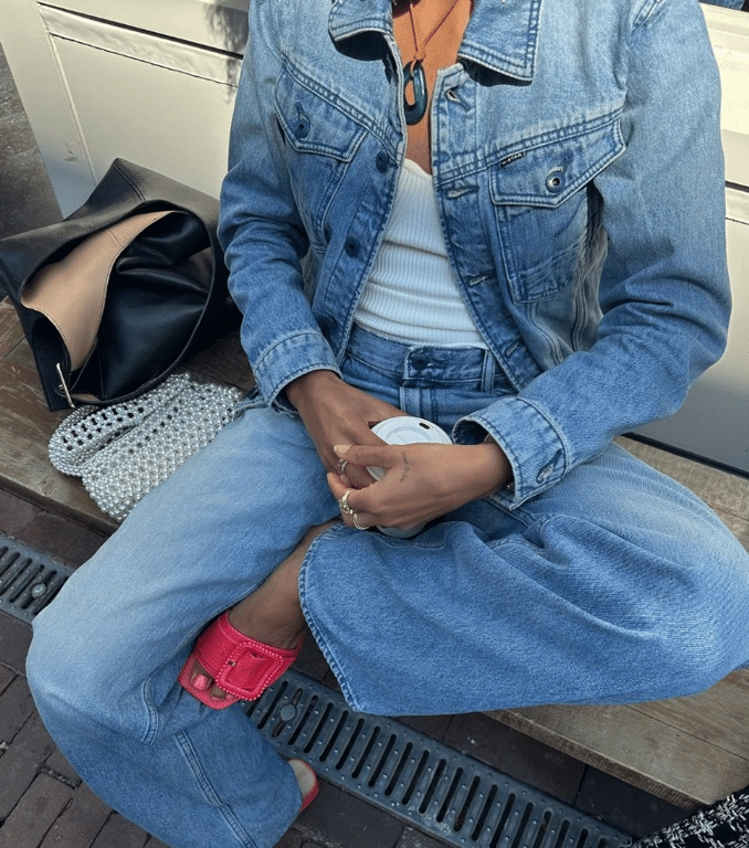 Джинсы с джинсовой курткой и сабо