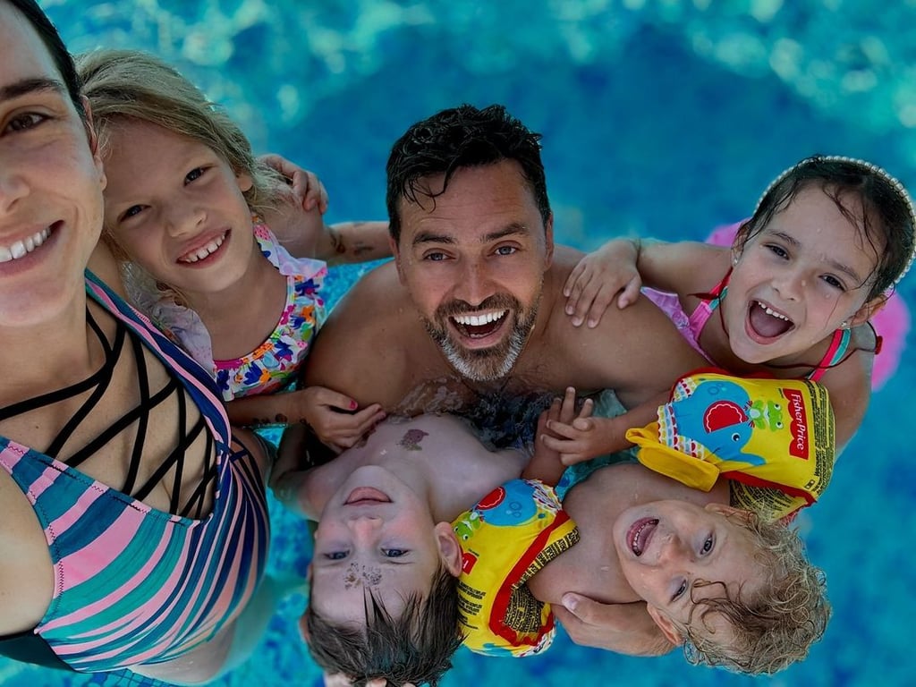 Тимур Мирошниченко со своей женой и детьми