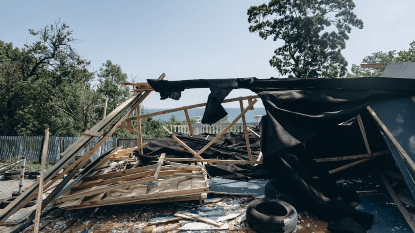 Зруйновані декорації від російського обстрілу