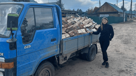 Дрова, фоторамки і пляшки — чим в РФ тягли електорат на вибори - 285x160