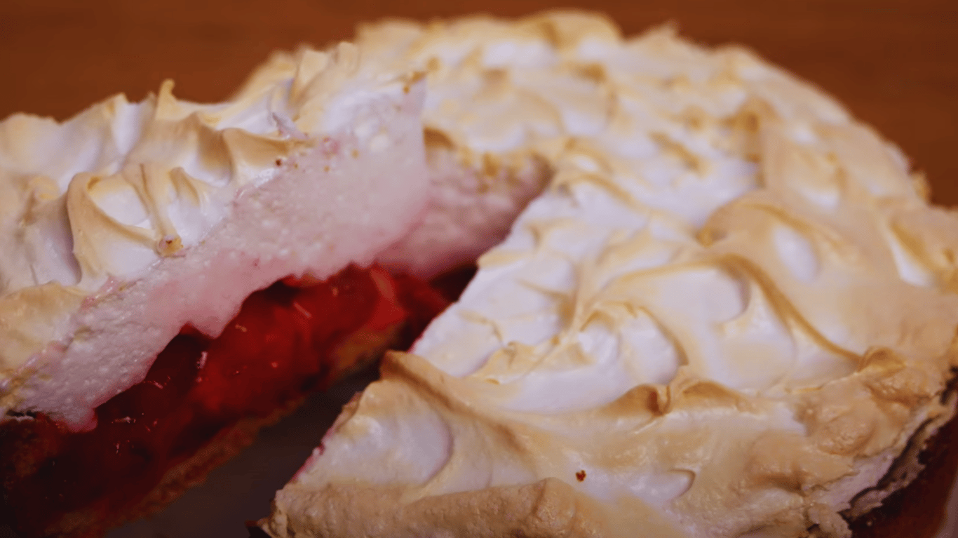 смачний пиріг зі сливами та безе