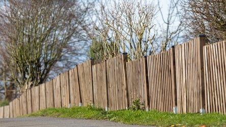 Забор на даче без нарушений — какое ограждение разрешено в 2025 - 285x160