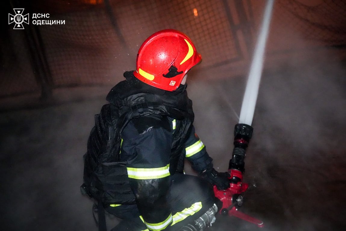 ДСНС на місці влучання в Одесі