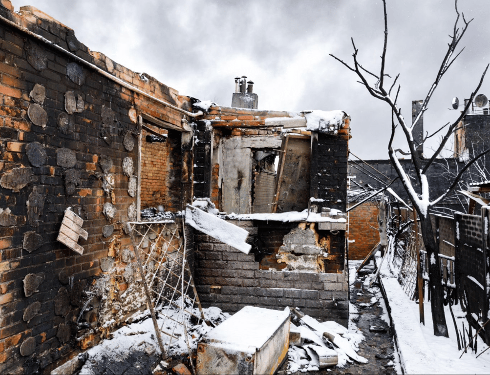 Зруйнований будинок внаслідок атаки