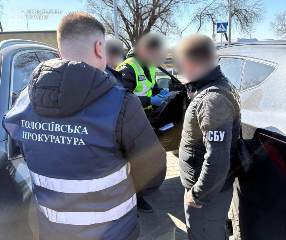 У Києві посадовець підприємства продавав бронювання за тисячі доларів